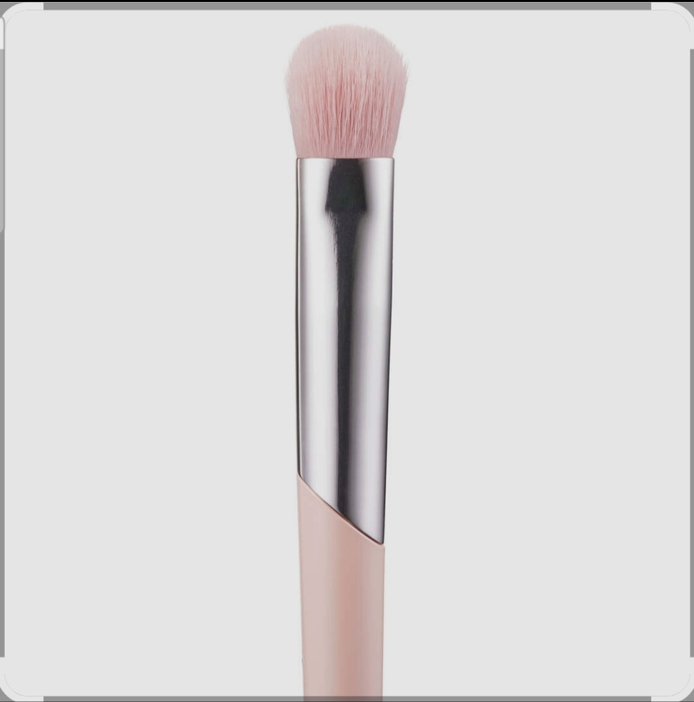 FENTY BEAUTY by Rihanna Plush Eyeshadow Brush 240